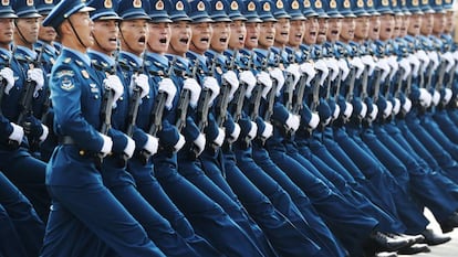 Militares chineses durante um desfile na praça Tiananmen, em 2019.