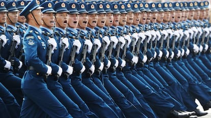 Militares chineses durante um desfile na praça Tiananmen, em 2019.