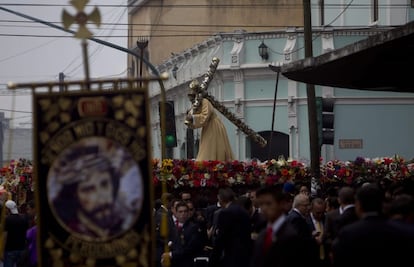 Cientos de Guatemaltecos participan en la procesión de La Reseña, con la imagen de Jesús Nazareno del templo la Merced