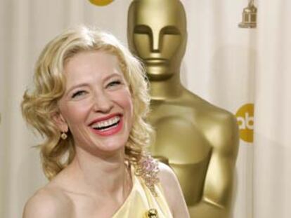 Cate Blanchett, con su Oscar a la mejor actriz secundaria por <i>El aviador</i>.