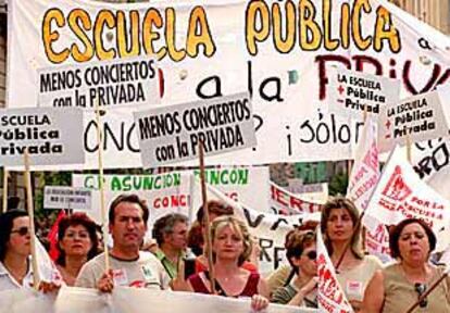 Los manifestantes a favor de la escuela pública, ayer en Madrid.