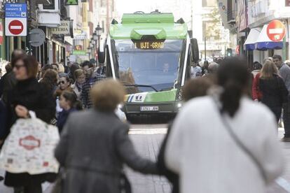 La calle Colón de Castellón abarrotada de viandantes y el Tram circulando.