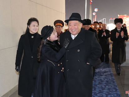 TOPSHOT - This picture taken on February 8, 2023 and released from North Korea's official Korean Central News Agency (KCNA) on February 9, 2023 shows North Korea's leader Kim Jong Un (R), his daughter presumed to be named Ju Ae (C) and wife Ri Sol Ju (L) attending a military parade celebrating the 75th anniversary of the founding of the Korean People's Army in Kim Il Sung Square in Pyongyang. (Photo by KCNA VIA KNS / AFP) / South Korea OUT / ---EDITORS NOTE--- RESTRICTED TO EDITORIAL USE - MANDATORY CREDIT "AFP PHOTO/KCNA VIA KNS" - NO MARKETING NO ADVERTISING CAMPAIGNS - DISTRIBUTED AS A SERVICE TO CLIENTS / THIS PICTURE WAS MADE AVAILABLE BY A THIRD PARTY. AFP CAN NOT INDEPENDENTLY VERIFY THE AUTHENTICITY, LOCATION, DATE AND CONTENT OF THIS IMAGE --- / 