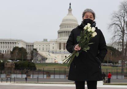 Azhenedt Sanabria lleva flores al Capitolio en Estados Unidos