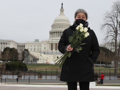 Azhenedt Sanabria lleva flores para colocar en el suelo cerca del Capitolio para rendir homenaje al agente muerto en el asalto.