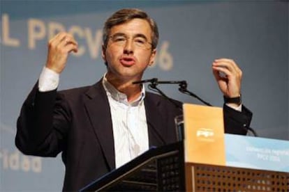 El secretario general del PP, Ángel Acebe, durante la convención de su partido en Valencia.