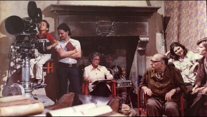 Una escena de 'The Rossellinis' con su director de niño, Alessandro, en la cámara y Marchella de Marchis y el propio Roberto Rossellini (tercera y cuarto por la izquierda).