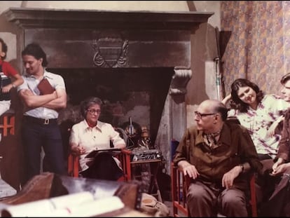 Una escena de 'The Rossellinis' con su director de niño, Alessandro, en la cámara y Marchella de Marchis y el propio Roberto Rossellini (tercera y cuarto por la izquierda).