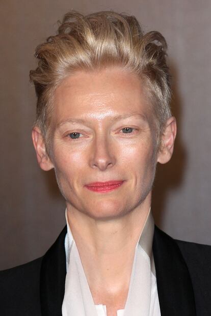 Hay que tener mucha personalidad para defender el tupé de Tilda Swinton. A ella no puede encajarle mejor.