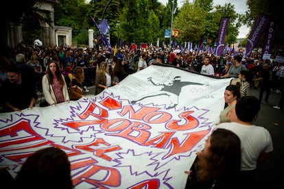 Una de las pancartas al inicio de la protesta al inicio de la marcha en Atocha (Madrid).