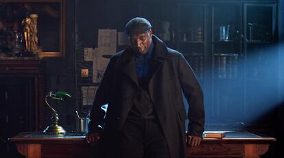 Omar Sy, que da vida a Lupin en la serie de Netflix, es el responsable de que el estilo de ladrón de guante blanco se haya puesto de moda aunque no podamos salir mucho de casa.