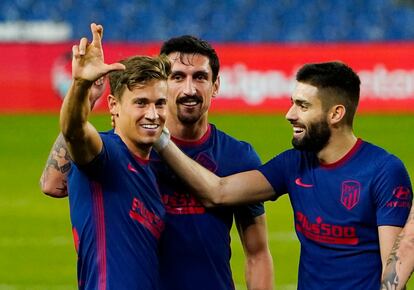 Llorente celebra su gol ante la Real con Savic y Carrasco.