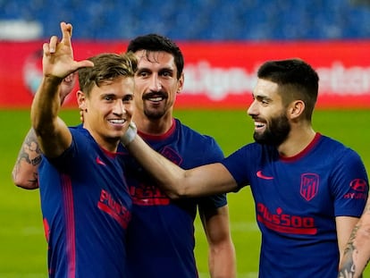 Llorente celebra su gol ante la Real con Savic y Carrasco.