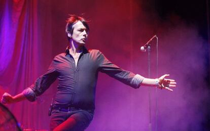 El cantante del grupo británico Suede, Brett Lewis, durante su actuación anoche en el Festival Dcode.