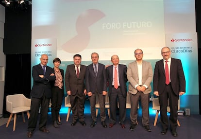 Foto de los intervenientes junto al director de Cinco Días, Miguel Jiménez (primero por la derecha) y el director adjunto de Cinco Días, José Antonio Vega (primero por la izquierda)