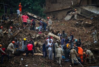 Rescatistas cargan cuerpos de víctimas del deslizamiento de lodo en Petrópolis, Brasil