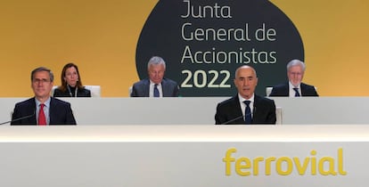 El CEO de Ferrovial, Ignacio Madridejos, junto al presidente Rafael del Pino, en la junta de accionistas.