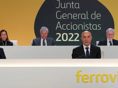 El CEO de Ferrovial, Ignacio Madridejos, junto al presidente Rafael del Pino, en la junta de accionistas.