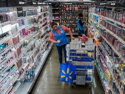 Una empleada repone productos de belleza en un hipermercado de North Bergen, en Nueva Jersey, en febrero pasado.