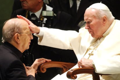 El papa Juan Pablo II bendice a Marcial Maciel durante una audiencia especial en noviembre de 2004.