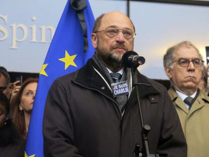 El presidente del Parlamento Europeo (PE) Martin Schulz pronuncia unas palabras en un acto de protesta ante la sede de la Eurocámara, en Bruselas, una de las principales instituciones europeas que rindió homenaje a las víctimas del atentado contra el semanario satírico francés Charlie Hebdo en París