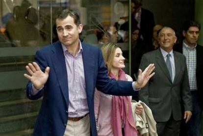 El príncipe Felipe y doña Letizia, tras visitar al Rey en el Hospital Clínic de Barcelona.