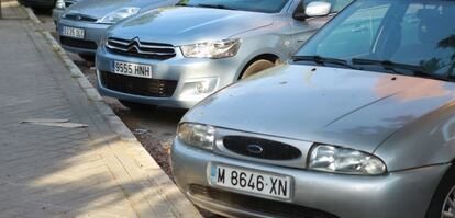 Coches usados aparcados en un calle de Madrid