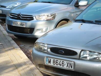 Coches usados aparcados en un calle de Madrid