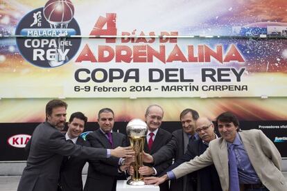 El director de marketing de la ACB Jordi Canellas, el representante de DKV Andalucía David Olivares, el presidente de la Diputación Elías Bendodo, el alcalde de Málaga Francisco de la Torre, el secretario general para el Turismo Vicente Granados, el Presidente del Unicaja Baloncesto Eduardo García, y el director de la Copa del Rey 2014 Gerard Freixa, durante la presentación del programa de la Copa del Rey de Baloncesto