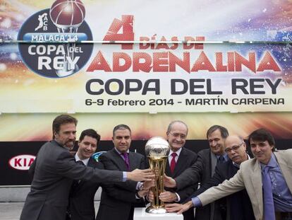 El director de marketing de la ACB Jordi Canellas, el representante de DKV Andaluc&iacute;a David Olivares, el presidente de la Diputaci&oacute;n El&iacute;as Bendodo, el alcalde de M&aacute;laga Francisco de la Torre, el secretario general para el Turismo Vicente Granados, el Presidente del Unicaja Baloncesto Eduardo Garc&iacute;a, y el director de la Copa del Rey 2014 Gerard Freixa, durante la presentaci&oacute;n del programa de la Copa del Rey de Baloncesto 