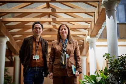 Remedios Sánchez y Daniel Rodríguez Moya, directores del Festival Internacional de Poesía de Granada, posan el 8 de mayo de 2025.