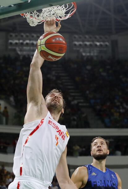 El español Pau Gasol lanza ante Francia.