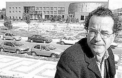 El profesor Fernando Wulff en el campus universitario de Teatinos.