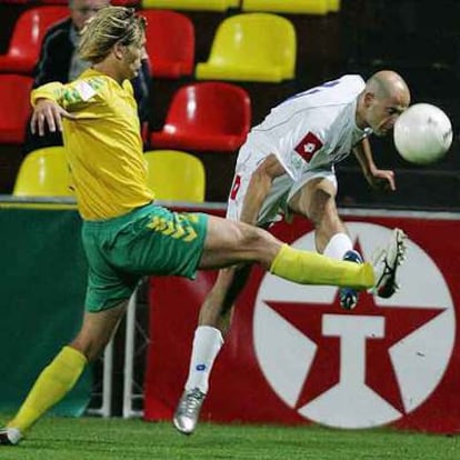 Dziaukstas (a la izquierda) y Doraevic pugnan por el balón en un Lituania-Serbia.