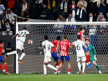 Rüdiger, libre de marca, cabecea para empatar a uno la semifinal de la Supercopa de España que en el que finalmente se impuso el Real Madrid (5-3) al Atlético en Riad.