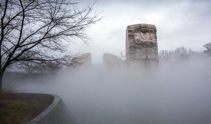 La niebla rodea la estatua en memoria de Martin Luther King Jr. en Washington (EE.UU).