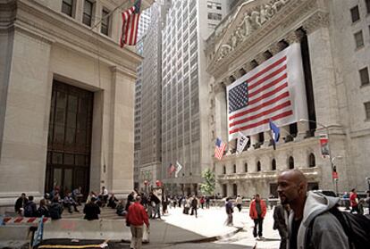 El edificio de la Bolsa de Nueva York, en Wall Street, con una inmensa bandera en la fachada.