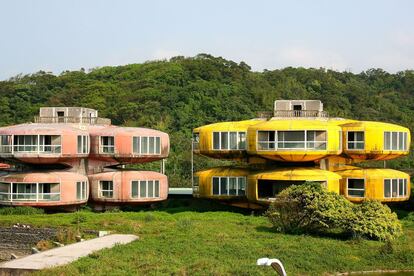 Sanzhi y Wanli, separados por unos 40 kilómetros al norte de Taiwán, fueron construidos en 1978 por unos fanáticos del diseño futurista que hacía furor en los setenta. Concebidos como lugares de vacaciones para la burguesía taiwanesa y los militares de las bases estadounidenses instaladas en la isla, nunca llegaron a ser habitados. Los marines se retiraron en 1979, el constructor quebró y, por si fuera poco, los materiales de construcción no ayudaron a su conservación.