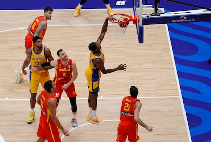 El brasileño Georginho De Paula (2d) anota una canasta durante el partido de la fase de grupos del Mundial de Baloncesto entre España y Brasil, este lunes.