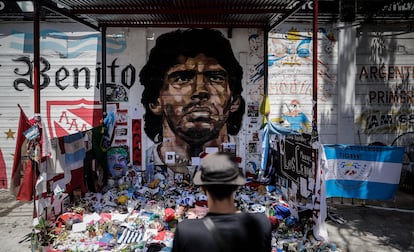 Un mural de Maradona convertido en santuario en el Estadio de Argentinos Juniors en Buenos Aires (Argentina).