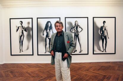 Helmut Newton posando con su obra en 1995.