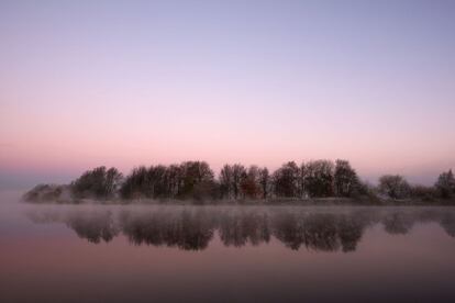 Vista general del amanecer en Holme Pierrepont, Nottinghamshire (Inglaterra) tras una de las noches más frías del otoño inglés hasta la fecha.