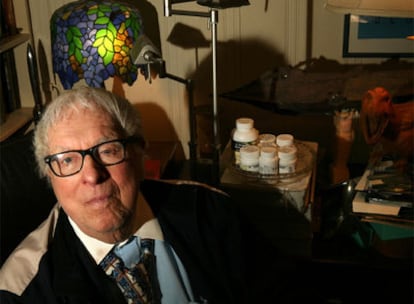 Ray Bradbury, fotografiado en su casa de Los Ángeles en el verano de 2007, es autor de <b><i>Fahrenheit 451</i> y <i>Crónicas marcianas</i>.
Foto: Marissa Roth