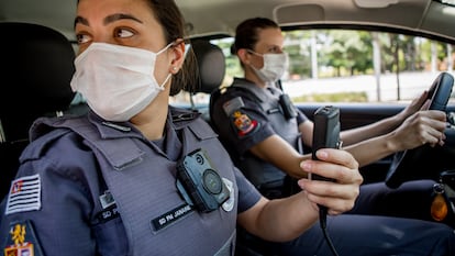 Policiais patrulham com câmeras corporais como parte de um novo programa em São Paulo para reduzir a mortalidade pelas mãos de policiais.