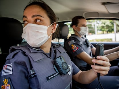 Oficiales de policía patrullan portando cámaras corporales como parte de un nuevo programa en São Paulo para reducir la letalidad de los agentes.