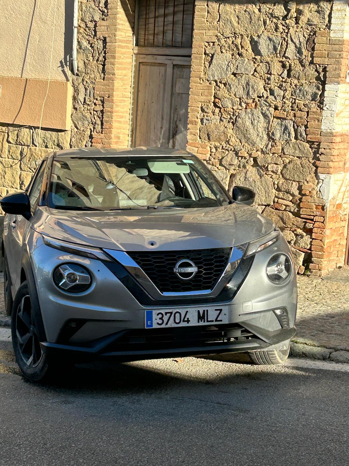 El Nissan con impactos de bala, en donde quedó parado.