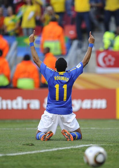 El delantero Robinho celebra el gol marcado a Holanda.