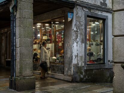 El escaparate de la Sombrerería Iglesias, en la Rúa do Vilar, en Santiago de Compostela (Galicia).