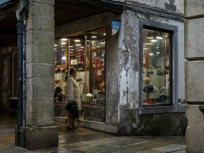 El escaparate de la Sombrerería Iglesias, en la Rúa do Vilar, en Santiago de Compostela (Galicia).