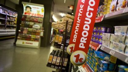 Productes de diverses marques en un supermercat de Madrid.